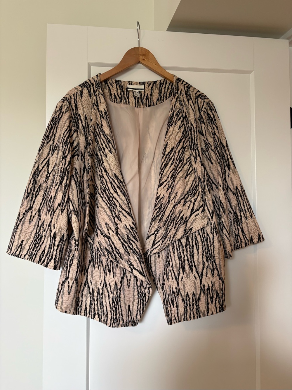 Jules & Leopold Blush Jacket with Black Abstract Print - Picture 6 of 7